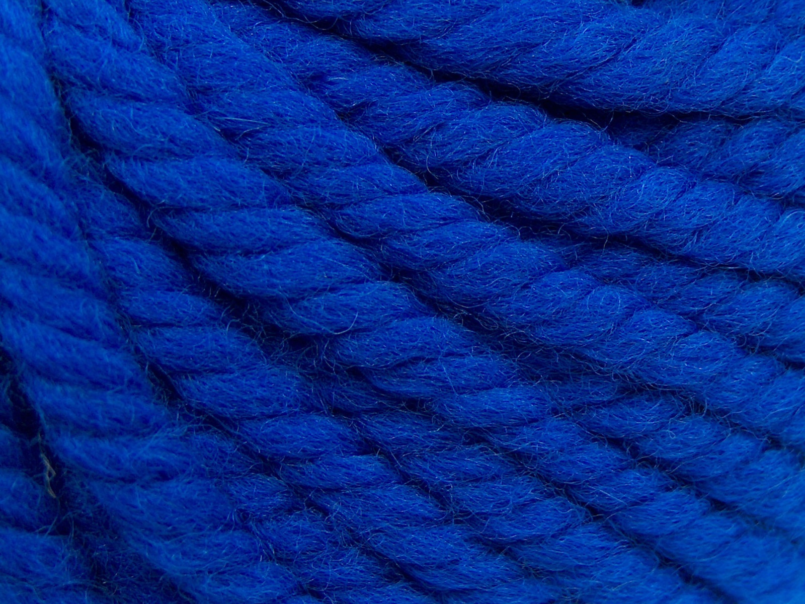 Saksisch blauw naalddikte 10-12mm Luxury Yarns 4x100gr